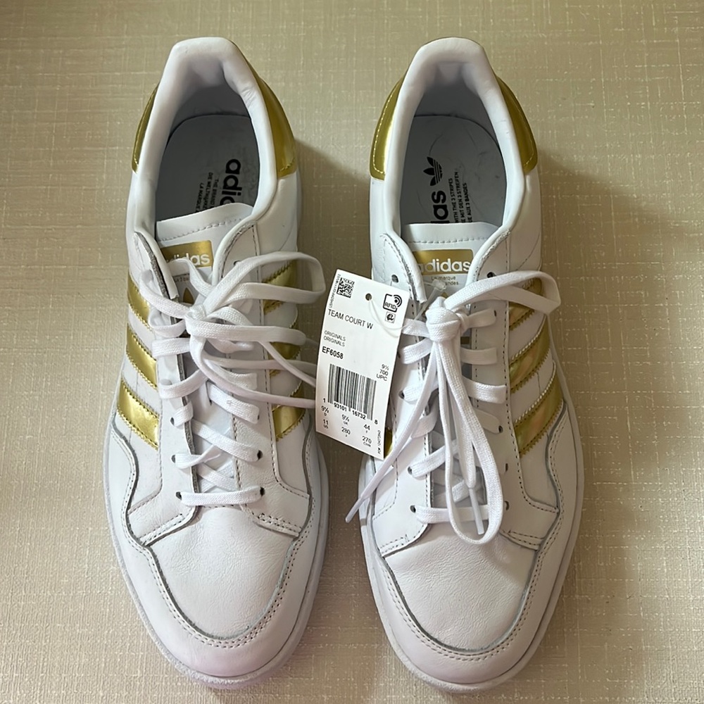Adidas NWT Team Court sneakers w gold trim. Size 11.